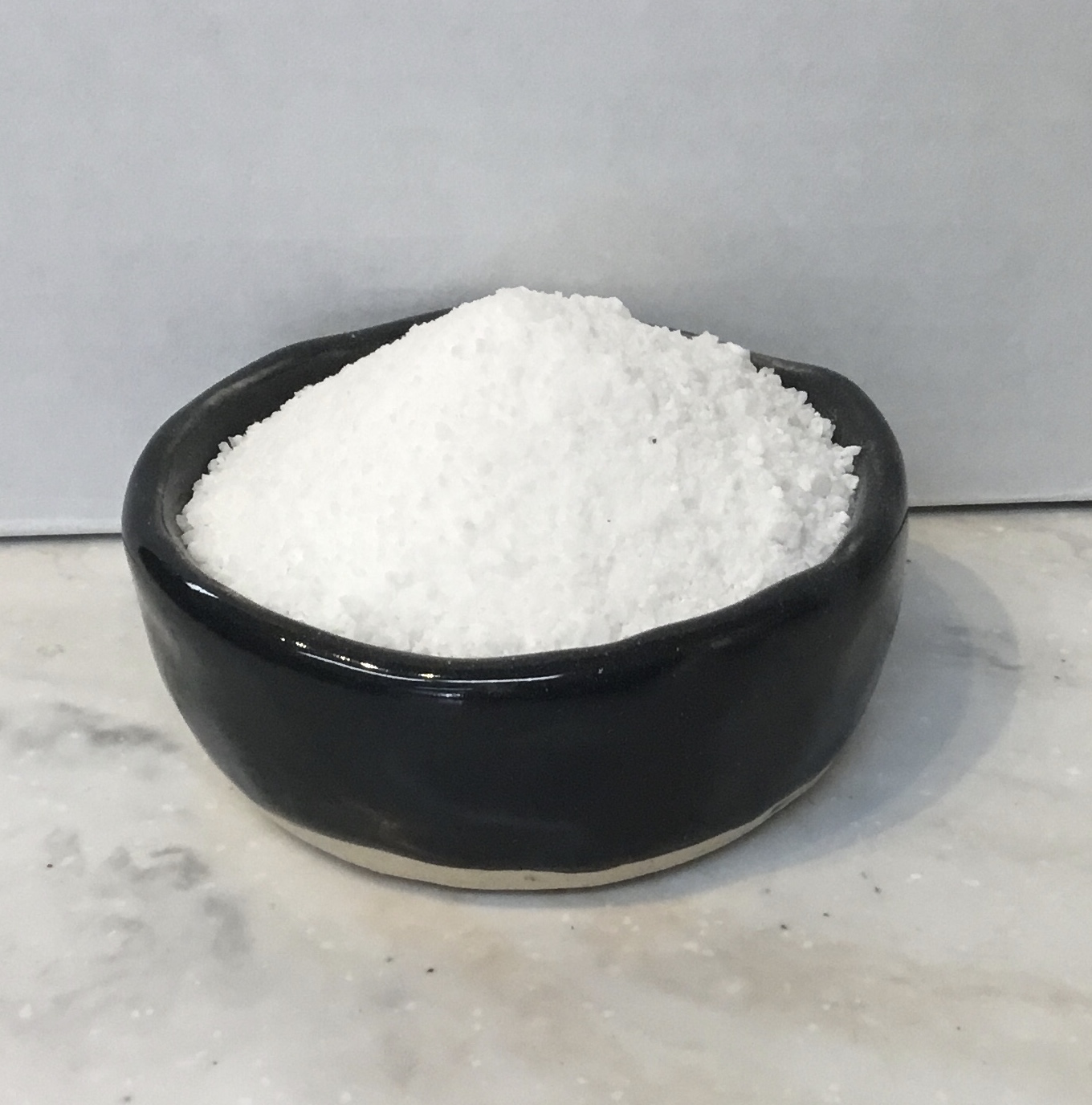 Alum Alum powder is used in pickling to maintain crispness, as a baking powder component, in dough conditioning, cheese making, and traditional canning.